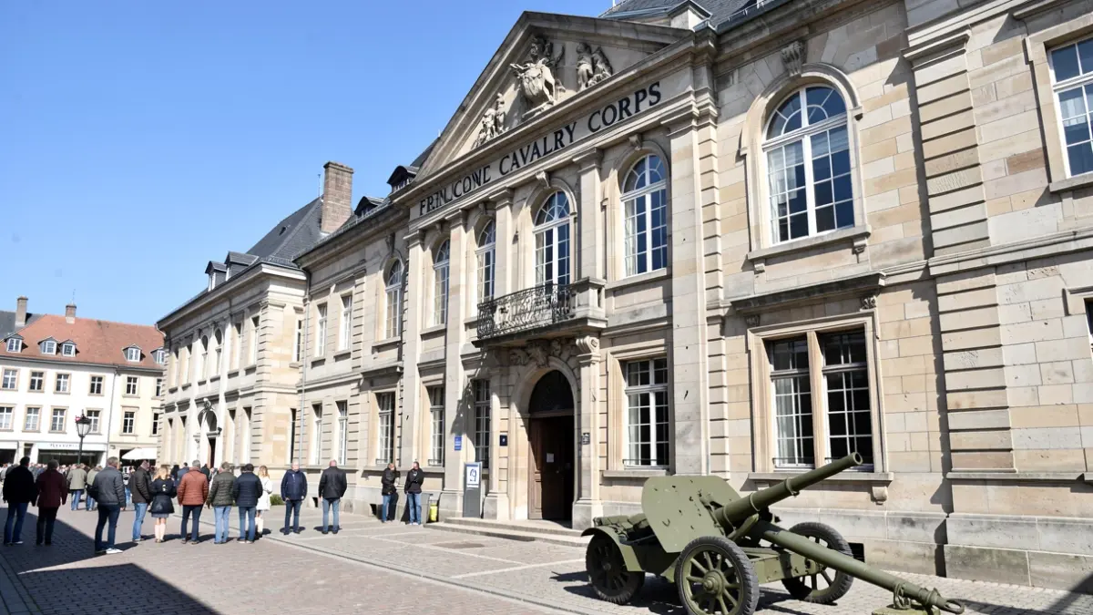 Facade of the French Cavalry Corps museum in Jandrain, featuring a displayed German mortar.